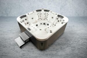 ⭐ Luxus Whirlpools – Amerikanischer Outdoor-Whirlpool von PureHaven, 230 x 230 cm, für 6 Personen, mit 71 Massagedüsen, Heizung, LEDs, Thermoabdeckung, Farbe Sterlingsilber/Grau