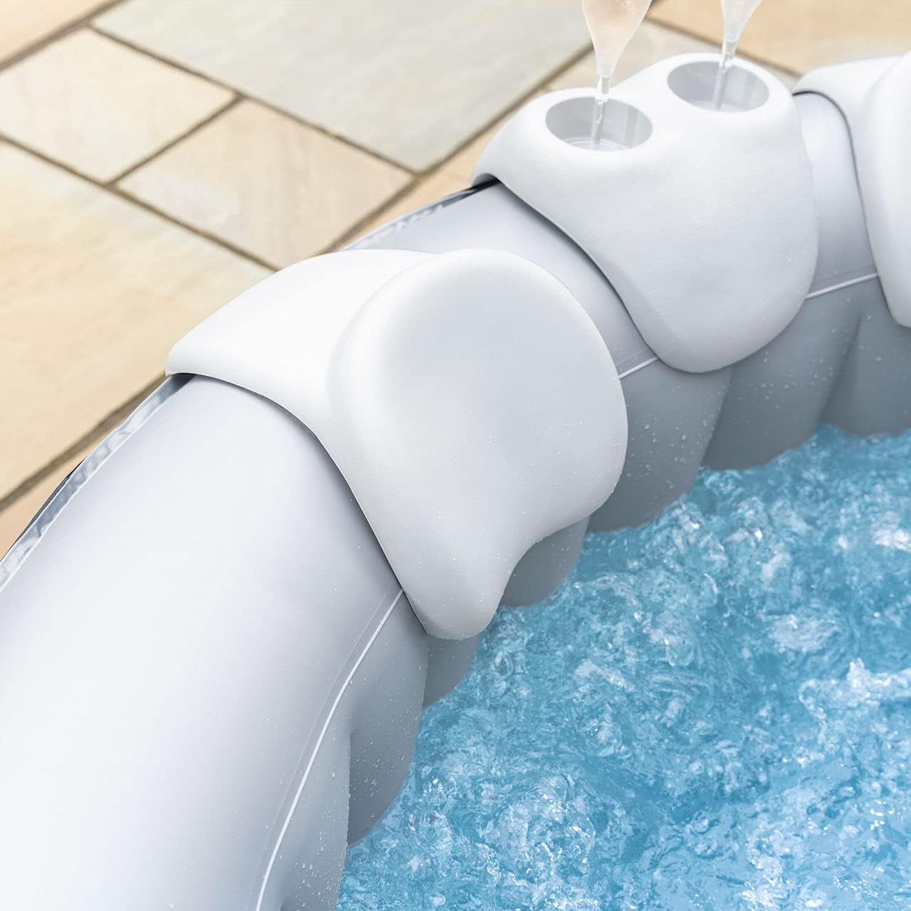 ⭐ Luxus Whirlpools – CosySpa Whirlpool-Zubehörset – Getränkehalter und 2 Kopfstützen | Wasserdichtes Whirlpool-Komfortset aus PU | Aufblasbares Whirlpool-Zubehör | Nackenkissen und Getränkehalter – Bild 3